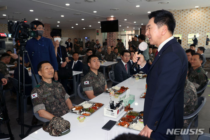 [철원=뉴시스] 국회사진기자단 = 김기현 국민의힘 당 대표가 20일 강원도 철원군 육군 제3보병사단을 방문해 점심식사 전 인사말을 하고 있다. 2023.06.20. photo@newsis.com