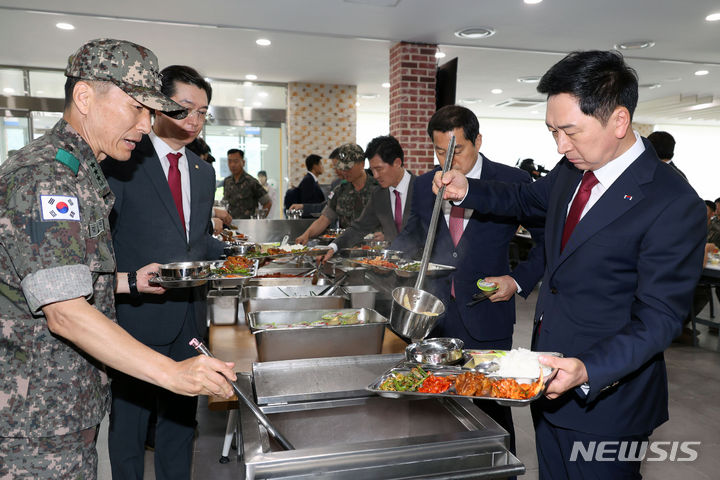 [철원=뉴시스] 국회사진기자단 = 김기현 국민의힘 당 대표가 20일 강원도 철원군 육군 제3보병사단을 방문해 점심 메뉴를 담고 있다. 2023.06.20. photo@newsis.com