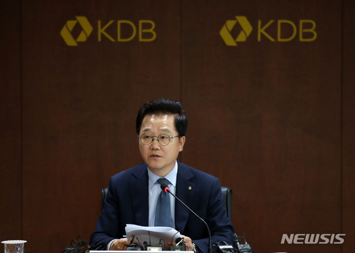 [서울=뉴시스] 고범준 기자 = 강석훈 KDB산업은행 회장이 20일 오후 서울 영등포구 KDB산업은행 본점에서 취임 1주년 기자간담회를 하고 있다. 2023.06.20. bjko@newsis.com