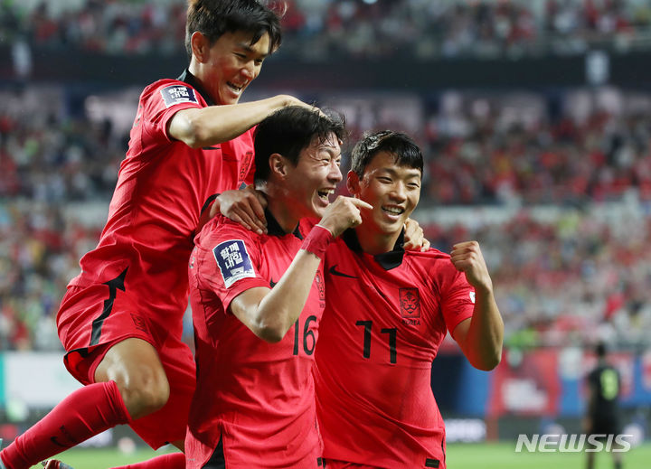 [대전=뉴시스] 조수정 기자 = 20일 오후 대전 유성구 대전월드컵경기장에서 열린 축구 국가대표팀 A매치 평가전 대한민국과 엘살바도르의 경기, 한국 황의조가 후반 첫 골을 터트린 뒤 황인범, 황희찬과 기쁨을 나누고 있다. 2023.06.20. chocrystal@newsis.com