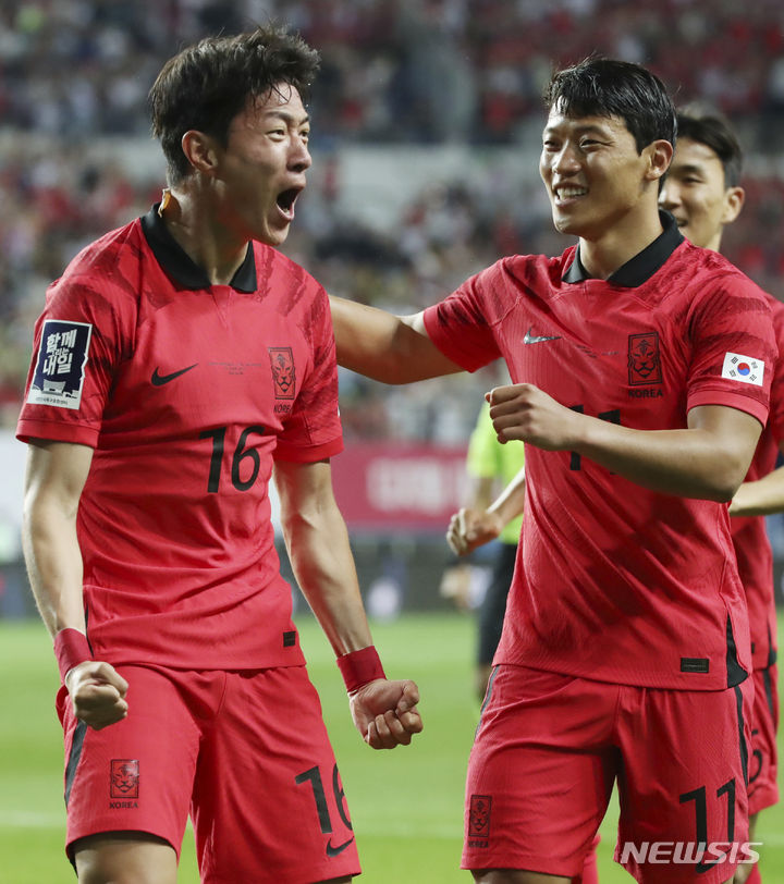 [대전=뉴시스] 조수정 기자 = 20일 오후 대전 유성구 대전월드컵경기장에서 열린 축구 국가대표팀 A매치 평가전 대한민국과 엘살바도르의 경기, 한국 황의조가 후반 첫 골을 터트린 뒤 황희찬과 기쁨을 나누고 있다. 2023.06.20. chocrystal@newsis.com