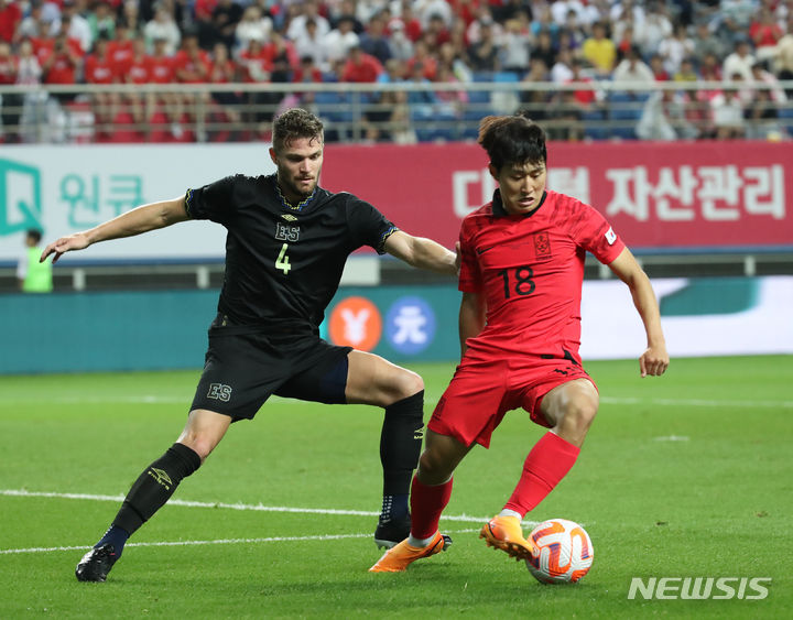 [대전=뉴시스] 조수정 기자 = 20일 오후 대전 유성구 대전월드컵경기장에서 열린 축구 국가대표팀 A매치 평가전 대한민국과 엘살바도르의 경기, 한국 이강인이 볼다툼 하고 있다. 2023.06.20. chocrystal@newsis.com