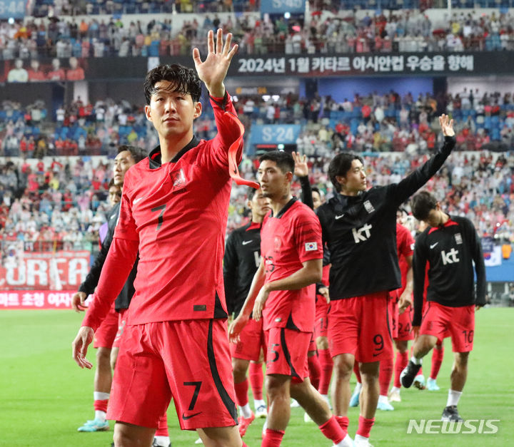 [대전=뉴시스] 조수정 기자 = 20일 오후 대전 유성구 대전월드컵경기장에서 열린 축구 국가대표팀 A매치 평가전 대한민국과 엘살바도르의 경기, 한국 손흥민 등 선수들이 1대1 무승부로 경기를 마친 뒤 팬들에게 인사하고 있다. 2023.06.20. chocrystal@newsis.com