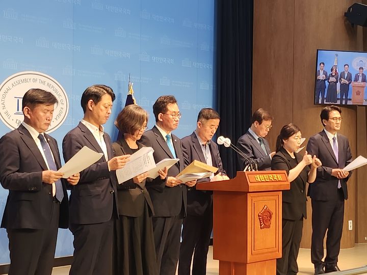 국회 교육위원회 소속 더불어민주당 의원들이 21일 국회 소통관에서 윤석열 대통령의 발언으로 촉발된 대학수학능력시험 '킬러 문항 배제' 논란을 규탄하는 성명문을 낭독하고 있다. *재판매 및 DB 금지