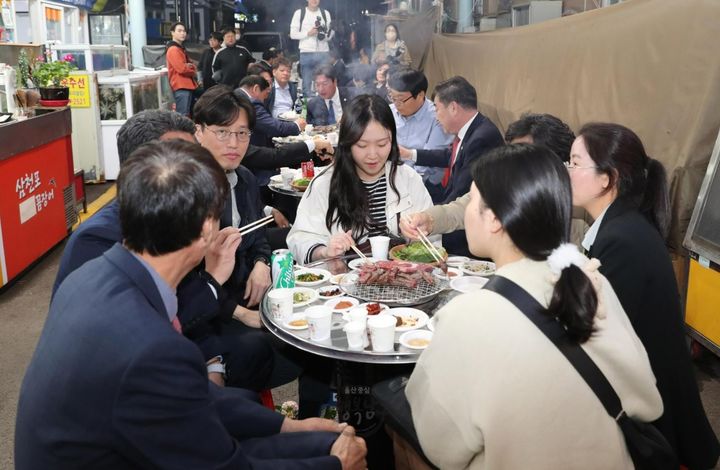 [울산=뉴시스] 울산 남구 수암한우야시장에서 대표 먹거리인 한우구이를 즐기고 있는 방문객들. (사진=울산 남구 제공) photo@newsis.com *재판매 및 DB 금지