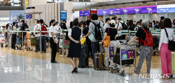 [인천공항=뉴시스] 정병혁 기자 = 인천국제공항 제1터미널 출국장이 여행객들로 붐비고 있다. 2023.06.21. jhope@newsis.com