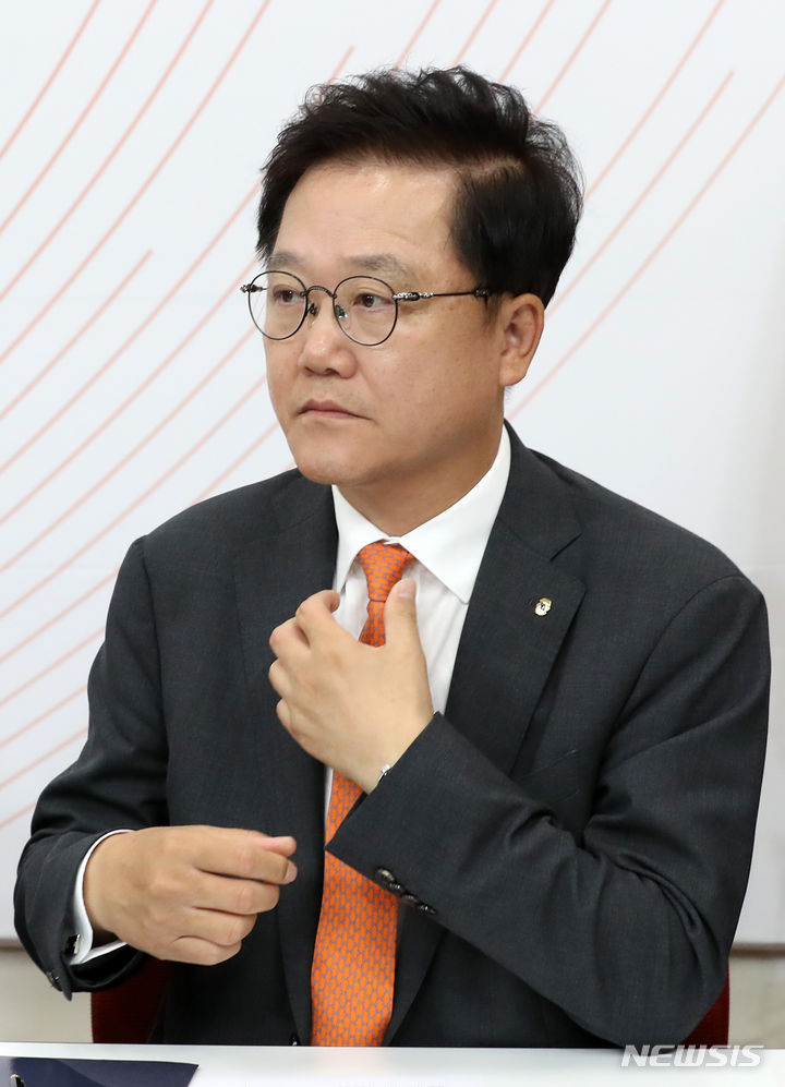 [서울=뉴시스] 이영환 기자 = 강석훈 KDB산업은행 회장이 21일 오전 서울 여의도 국회에서 열린 산업은행 부산이전 당정 간담회에서 넥타이를 만지고 있다. 2023.06.21. 20hwan@newsis.com