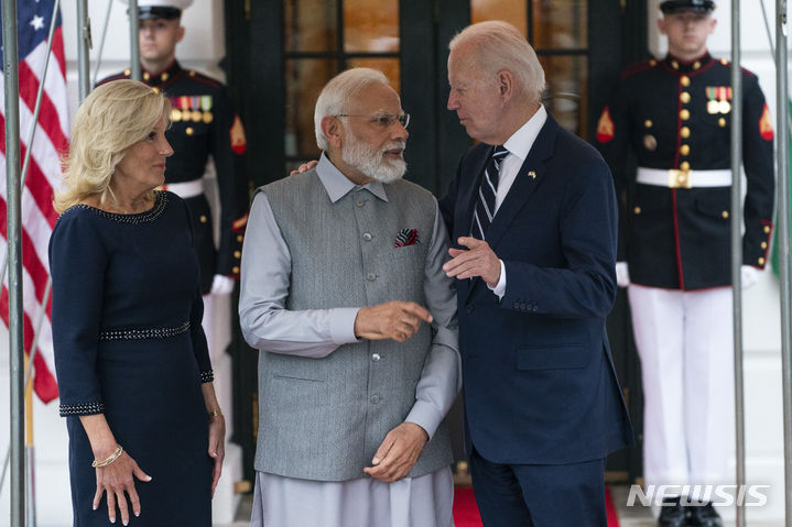 [워싱턴=AP/뉴시스] 조 바이든 미국 대통령과 질 여사가 21일(현지시각) 백악관에서 비공식 만찬을 열고 나렌드라 모디(가운데) 인도 총리를 맞이하고 있다. 공식 만찬은 22일로 예정돼 있다. 2023.06.22.