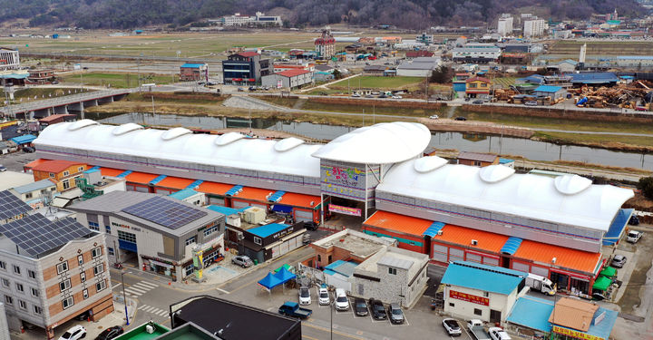 [함평=뉴시스] 전남 함평천지전통시장 전경. (사진=함평군 제공) photo@newsis.com *재판매 및 DB 금지