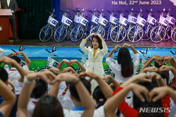 [하노이=뉴시스] 전신 기자 = 윤석열 대통령 부인 김건희 여사가 22일(현지시간) 하노이 SOS 어린이마을 학교에서 열린 '바이크 런(Bike Run)' 자전거 기부 행사에 참석해 축사한 뒤 두 팔로 하트 모양을 만들어 보이고 있다. (공동취재) 2023.06.22. photo1006@newsis.com