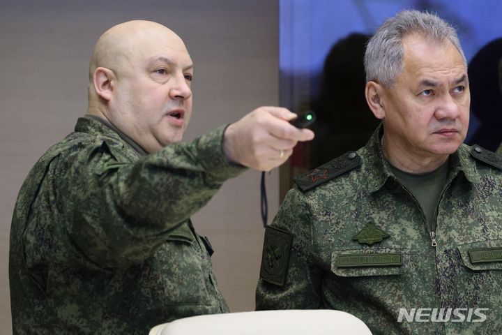 [모스크바=AP/뉴시스] 크렘린궁은 '무장 반란'에 가담하지 않은 바그너 그룹 용병들은 러시아 국방부와 계약을 체결할 수 있다고 24일(현지시간) 밝혔다. 사진은 우크라이나 주둔 러시아 최고군사령관 세르게이 수로비킨 장군(왼쪽)과 세르게이 쇼이구 러시아 국방장관의 모습. 2023.06.25.
