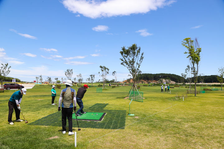 양양파크골프장에서 주민들이 파크 골프를 즐기고 있다. 해당 사진은 기사 내용과 관계 없음(사진=양양군) *재판매 및 DB 금지