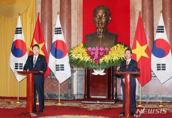 [하노이=뉴시스] 전신 기자 = 베트남을 국빈 방문한 윤석열 대통령이 23일(현지시간) 하노이 베트남 주석궁에서 보 반 트엉 베트남 국가주석과 공동언론발표를 하고 있다. 2023.06.23. photo1006@newsis.com