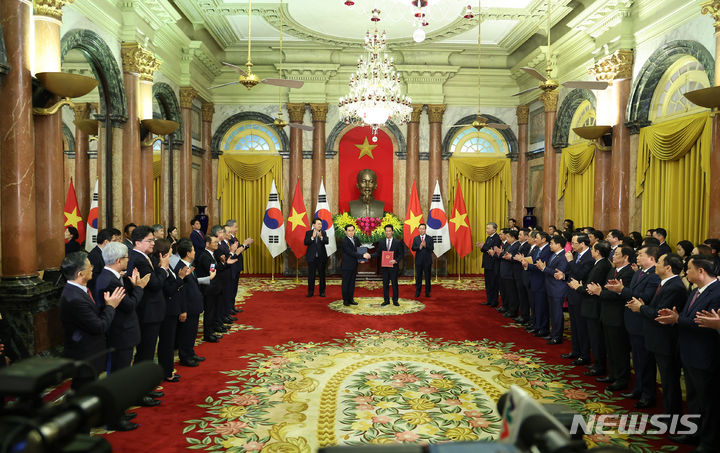 [하노이=뉴시스] 전신 기자 = 베트남을 국빈 방문한 윤석열 대통령과 보 반 트엉 베트남 국가주석이 23일(현지시간) 하노이 베트남 주석궁에서 열린 협정 서명식을 하고 있다. 2023.06.23. photo1006@newsis.com