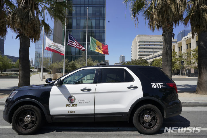 [로스앤젤레스=AP/뉴시스] 최근 미국 로스앤젤레스(LA)에서 정신질환을 앓던 한국 국적 남성이 경찰의 총에 맞아 사망하는 사건이 발생했다. 사진은 LA시내의 경찰본부 앞에 서 있는 LAPD 긴급 출동 차량. 2024.05.05