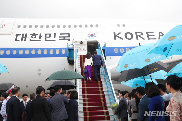 尹, 佛·베트남 순방 마치고 귀국길…부산 엑스포 홍보·세일즈 외교