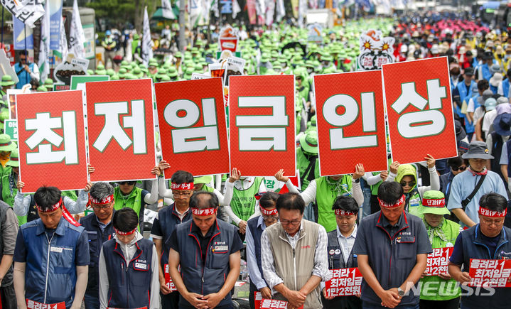 [서울=뉴시스] 정병혁 기자 = 24일 오후 서울 종로구 대학로에서 열린 민주노총 윤석열 정권 퇴진 전국노동자대회에 참가한 조합원들이 피켓을 들고 구호를 외치고 있다. 2023.06.24. jhope@newsis.com