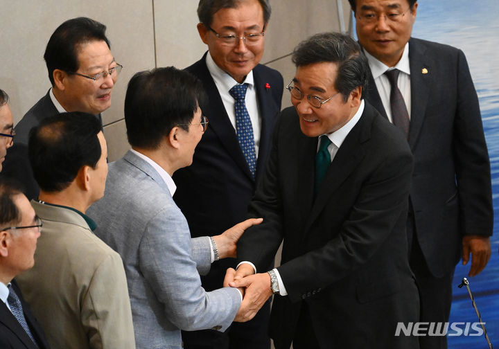 [인천공항=뉴시스] 조수정 기자 = 이낙연 전 더불어민주당 대표가 지난 1년 간의 미국 생활을 마치고 24일 인천국제공항 제2여객터미널을 통해 귀국, 신경민 전 의원과 인사 나누고 있다. (공동취재사진) 2023.06.24. chocrystal@newsis.com