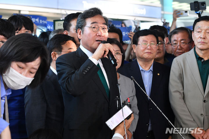 [인천공항=뉴시스] 조수정 기자 = 이낙연 전 더불어민주당 대표가 1년간의 미국 유학 생활을 마치고 24일 인천국제공항 제2여객터미널을 통해 귀국, 지지자들에게 인사말 하고 있다. (공동취재사진) 2023.06.24. chocrystal@newsis.com