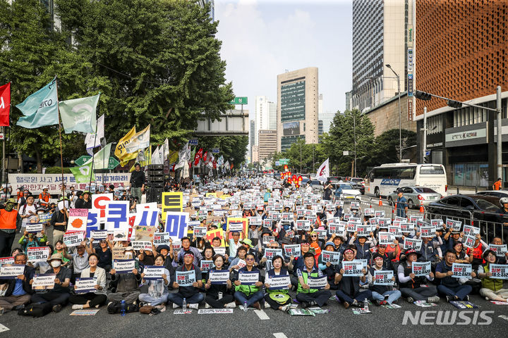 [서울=뉴시스] 정병혁 기자 = 24일 서울 중구 서울시청 인근에서 열린 후쿠시마 방사성 오염수 해양투기 반대 3차 전국 행동의 날 집회에서 참가자들이 구호를 외치고 있다. 2023.06.24. jhope@newsis.com