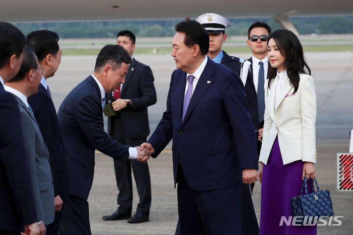 [성남=뉴시스] 홍효식 기자 = 프랑스와 베트남 순방을 마친 윤석열 대통령이 24일 경기도 성남 서울공항에 도착해 한창섭 행안부 차관과 인사하고 있다. 2023.06.24. yesphoto@newsis.com