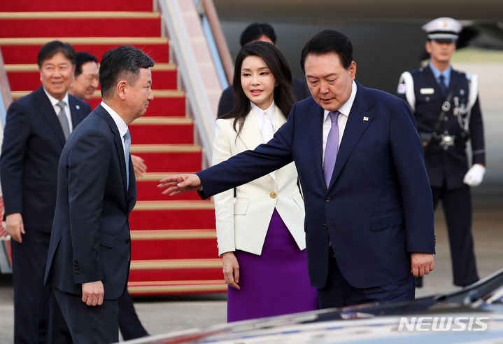 [성남=뉴시스] 홍효식 기자 = 프랑스와 베트남 순방을 마친 윤석열 대통령이 24일 경기도 성남 서울공항에 도착해 한창섭 행안부 차관과 대화하고 있다. 2023.06.24. yesphoto@newsis.com