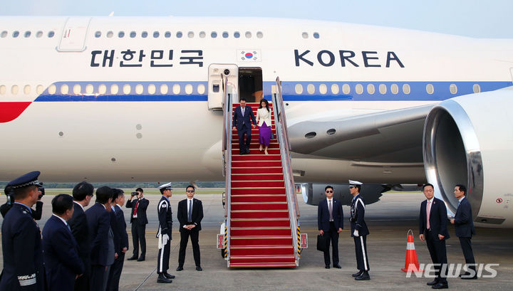 [성남=뉴시스] 홍효식 기자 = 프랑스와 베트남 순방을 마친 윤석열 대통령과 부인 김건희 여사가 24일 경기도 성남 서울공항에 도착해 공군 1호기에서 내리고 있다. 2023.06.24. yesphoto@newsis.com