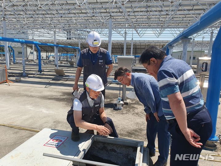 [안산=뉴시스]경기 안산시 관계자들이 우기 대비 재난취약시설에 대한 안전점검을 실시하고 있다.(안산시 제공)