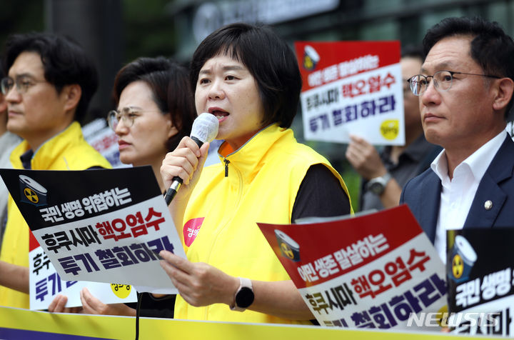 [서울=뉴시스] 김진아 기자 = 이정미 정의당 대표가 26일 서울 종로구 주한 일본대사관 앞에서 열린 후쿠시마 핵오염수 투기 저지, 이정미 대표 단식돌입 특별기자회견에서 발언을 하고 있다. 이 대표는 이날 일본 후쿠시마 원전 오염수 방류에 반대하는 단식 농성에 돌입했다.2023.06.26. bluesoda@newsis.com