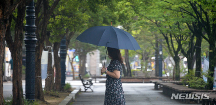 [전주=뉴시스] 김얼 기자 = 전국적으로 장맛비가 내리기 시작한 26일 전북 전주시 전북대학교 교정에서 시민들이 우산으로 비를 피하며 길을 지나고 있다. 2023.06.26. pmkeul@nwsis.com