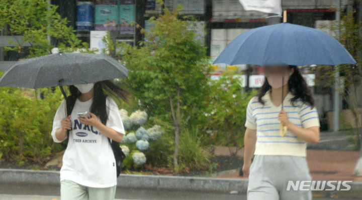 [전주=뉴시스] 김얼 기자 = 목요일인 29일은 대부분 지역에 비가 내리겠다. 특히 중부지방과 전라권을 중심으로 많은 비가 예상된다. 사진은 전국적으로 장맛비가 내리기 시작한 지난 26일 전북 전주시 백제대로에서 시민들이 우산으로 비를 피하며 길을 지나는 모습. 2023.06.26. pmkeul@nwsis.com