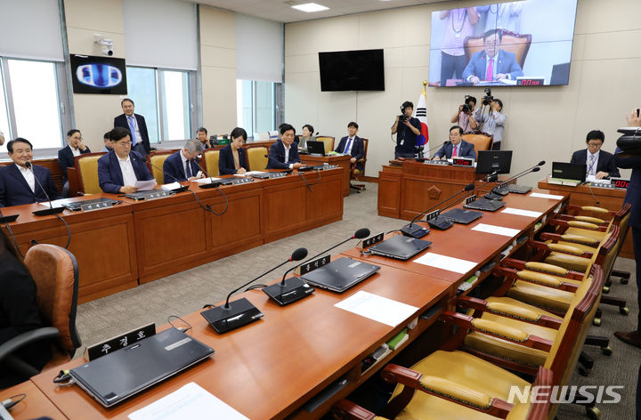 [서울=뉴시스] 고범준 기자 = 박성중 국민의힘 과학기술정보방송통신위원회 간사가 26일 오후 서울 여의도 국회에서 열린 과학기술정보방송통신위원회 전체회의에서 발언하고 있다. 이날 장제원 위원장과 국민의힘 의원들은 불참했다. 2023.06.26. bjko@newsis.com