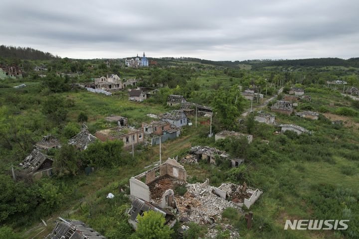 [보호로디치네=AP/뉴시스] 26일(현지시각) 우크라이나의 보호로디치네 마을의 가옥들이 러시아의 포격으로 파괴돼 있다. 2023.06.27.