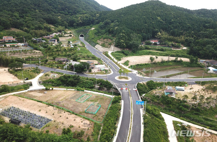 [장성=뉴시스] 전남도가 27일 시설개량공사를 마무리지은 '전남 장성~전북 고창 간 국가지원지방도 15호선'을 이날 오후 5시부터 전면 개통했다. (사진=전남도 제공) 2023.06.27. photo@newsis.com