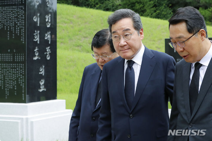 [서울=뉴시스] 최동준 기자 = 이낙연 더불어민주당 전 대표가 27일 서울 동작구 국립현충원 김대중 전 대통령 묘역을 찾아 참배한 뒤 윤영찬, 설훈 의원과 대화하고 있다. 2023.06.27. photocdj@newsis.com