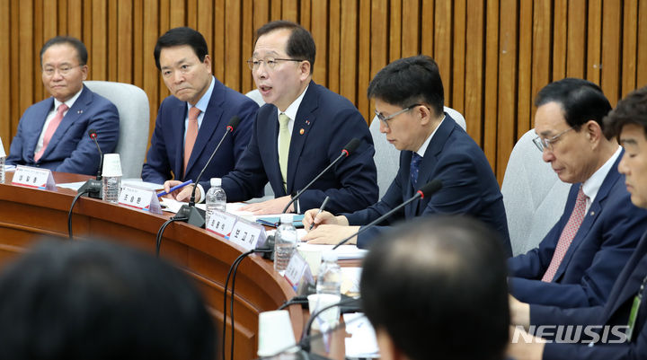 [서울=뉴시스] 이영환 기자 = 조승환 해양수산부 장관이 28일 오전 서울 여의도 국회에서 열린 우리바다 지키기 검증 TF 후쿠시마 괴담 대응·어민 보호 대책 간담회에서 인사말을 하고 있다. 2023.06.28. 20hwan@newsis.com