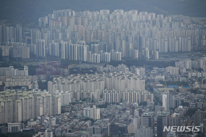 [서울=뉴시스] 정병혁 기자 = 기획재정부는 하반기부터 달라지는 제도와 법규사항 등을 알기 쉽게 정리한 '2023년 하반기부터 이렇게 달라집니다' 책자를 발간했다고 30일 밝혔다. 사진은 28일 서울 시내 전망대에서 바라본 서울시내 아파트의 모습. 2023.06.28. jhope@newsis.com