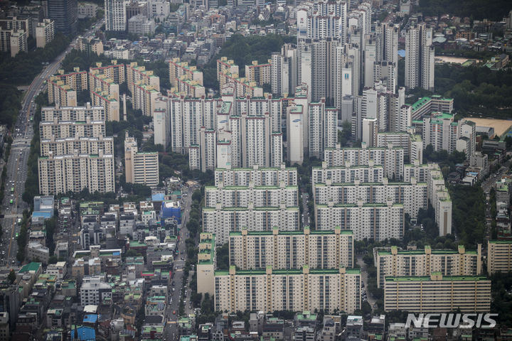 [서울=뉴시스] 정병혁 기자 = 서울 강남 지역 11개구 아파트 전세가격지수가 1년 만에 상승 전환했다. 이달 서울 아파트 전세가격지수는 지난달 84.8에서 이달 84.7로 0.1포인트(p) 감소했지만, 지난 4~5월 하락 폭이 0.7p였던 점을 감안하면 낙폭이 줄었다. 사진은 28일 서울 시내 전망대에서 바라본 서울시내 아파트의 모습. 2023.06.28. jhope@newsis.com