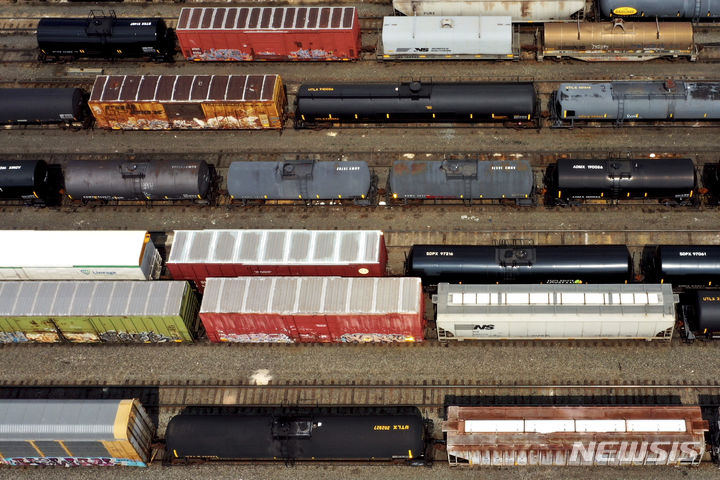 [콘웨이(펜실베이니아주)=AP/뉴시스]﻿미국 상무부는 5월 무역적자가 전월 대비 0.8% 증가한 751억 달러를 기록했다고 3일(현지시각) 밝혔다. 사진은 미국 펜실베니아주 콘웨이 노퍽 서던의 콘웨이 터미널에 화물 열차가 정차해 있는 모습. 2024.7.4