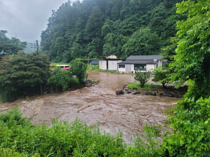 [경북=뉴시스] 29일 오후 6시14분께 경북 예천군 효자면에서 물이 넘쳐 못 나오고 있다는 신고가 접수됐다. (사진 = 경북소방본부 제공) 2023.06.29. photo@newsis.com *재판매 및 DB 금지