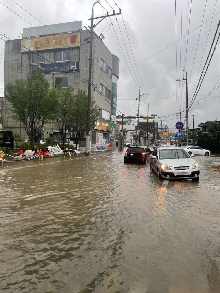 [경북=뉴시스] 29일 오후 경북 영주시에 호우로 인한 도로 침수가 발생했다. (사진 = 경북소방본부 제공) 2023.06.29. photo@newsis.com *재판매 및 DB 금지