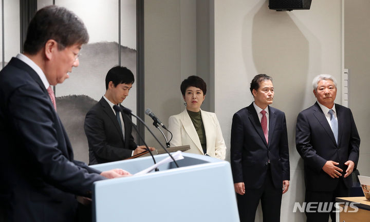 [서울=뉴시스] 홍효식 기자 = 통일부 장관으로 지명된 김영호(오른쪽 두번째) 성신여대 교수와 국민권익위원장으로 지명된 김홍일(맨 오른쪽) 전 부산고검장이 29일 오전 서울 용산 대통령실 청사에서 김대기 대통령실 비서실장의 장·차관 인사 발표를 경청하고 있다. 2023.06.29. yesphoto@newsis.com