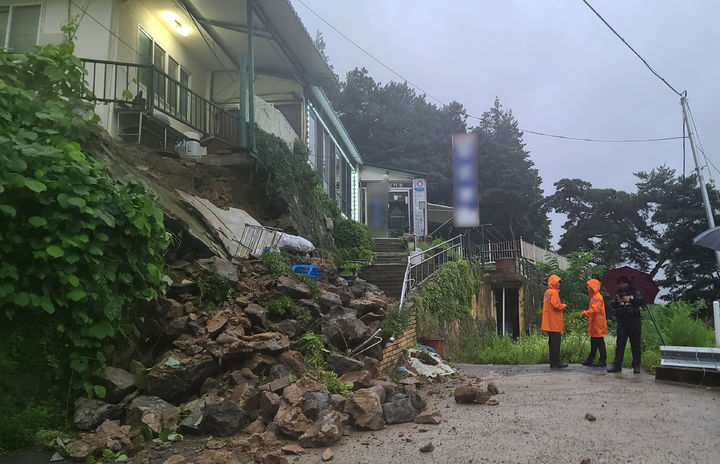 [광주=뉴시스] 이영주 기자 = 30일 오전 5시 37분께 광주 동구 지산유원지 한 식당 옹벽이 무너져 관계 당국이 조치하고 있다. (사진 = 광주 동구 제공) 2023.06.30. photo@newsis.com *재판매 및 DB 금지