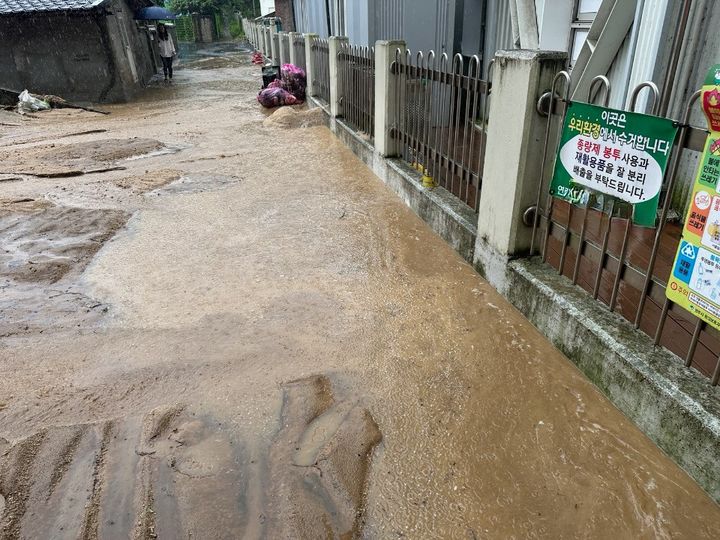 [영주=뉴시스] 30일 오전 9시27분께 경북 영주시 영주동의 한 학교가 폭우로 인한 하수구 역류로 침수됐다. (사진=경북소방본부 제공) 2023.06.30. photo@newsis.com *재판매 및 DB 금지