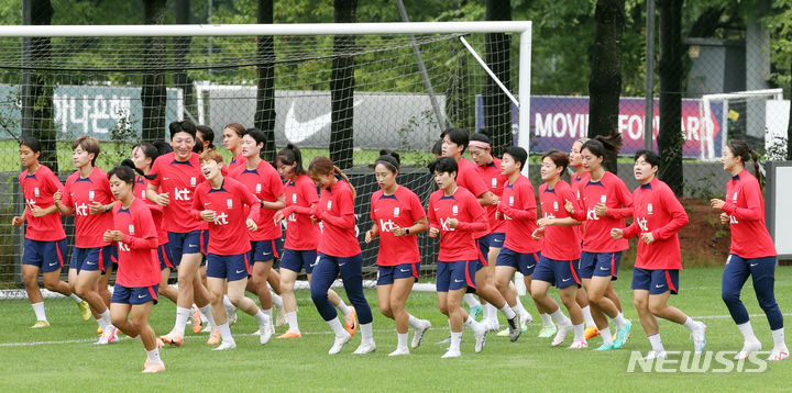 [파주=뉴시스] 김진아 기자 = 대한민국 여자축구 국가대표팀 이금민, 최유리를 비롯한 선수들이 30일 오전 경기 파주 국가대표트레이팅센터(NFC)에서 런닝을 하며 몸을 풀고 있다. 2023.06.30. bluesoda@newsis.com