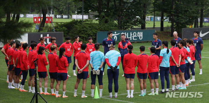 [파주=뉴시스] 김진아 기자 = 대한민국 여자축구 국가대표팀 콜린 벨 감독이 30일 오전 경기 파주 국가대표트레이팅센터(NFC)에서 훈련에 앞서 선수들에게 훈련 내용을 전달하고 있다. 2023.06.30. bluesoda@newsis.com