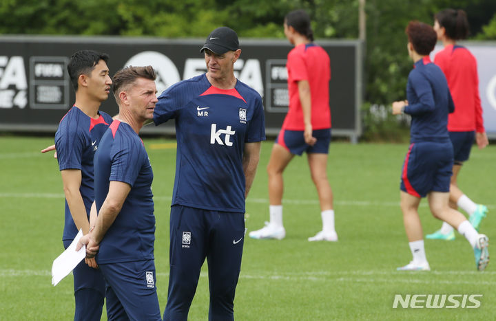 [파주=뉴시스] 김진아 기자 = 대한민국 여자축구 국가대표팀 콜린 벨 감독이 30일 오전 경기 파주 국가대표트레이팅센터(NFC)에서 훈련을 지켜보고 있다. 2023.06.30. bluesoda@newsis.com