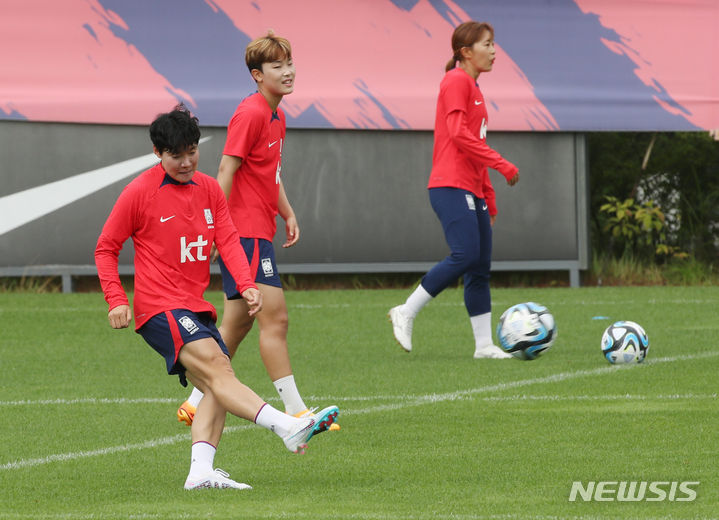 [파주=뉴시스] 김진아 기자 = 대한민국 여자축구 국가대표팀 이금민을 비롯한 선수들이 30일 오전 경기 파주 국가대표트레이팅센터(NFC)에서 훈련을 하고 있다. 2023.06.30. bluesoda@newsis.com