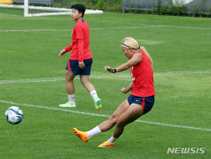 [파주=뉴시스] 김진아 기자 = 대한민국 여자축구 국가대표팀 조소현이 30일 오전 경기 파주 국가대표트레이팅센터(NFC)에서 훈련을 하고 있다. 2023.06.30. bluesoda@newsis.com