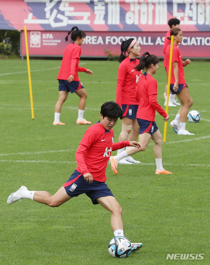 [파주=뉴시스] 김진아 기자 = 대한민국 여자축구 국가대표팀 지소연을 비롯한 선수들이 30일 오전 경기 파주 국가대표트레이팅센터(NFC)에서 훈련을 하고 있다. 2023.06.30. bluesoda@newsis.com